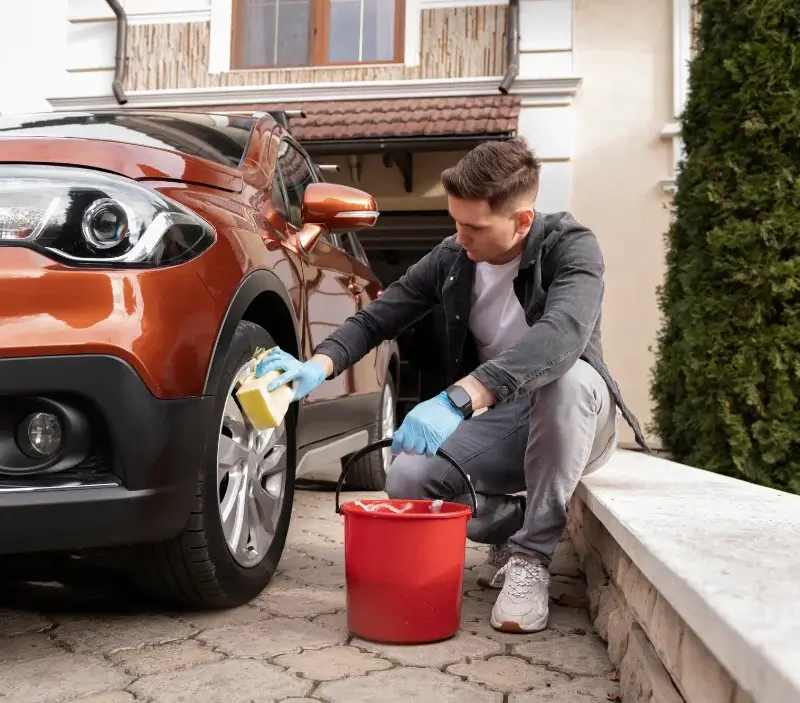 Lavage auto à domicile Fleuré : professionnel intervenant sur un véhicule